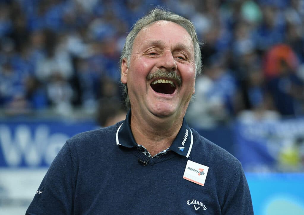 Kult-Trainer Peter Neururer glaubt an Schalke und Bochum und schwärmt von Bayerns Auftritt gegen PSG. (© ddp media GmbH / Alamy Live News) Peter Neururer Interview