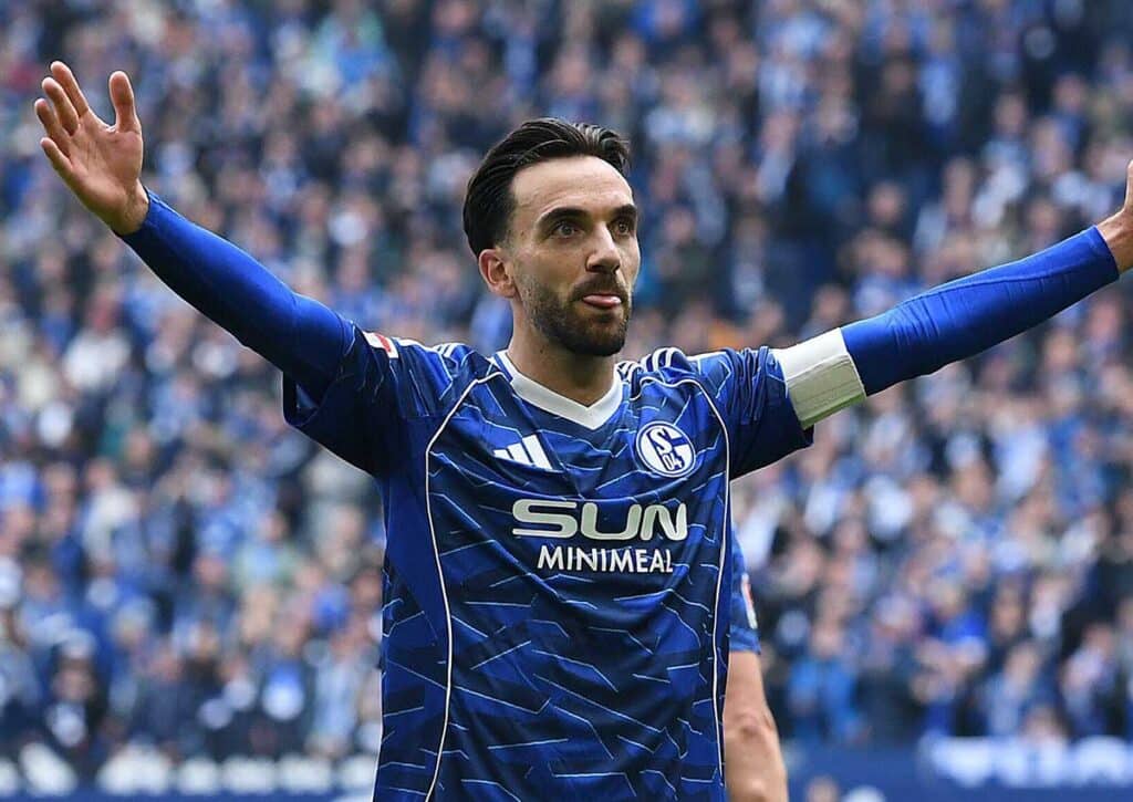 Glänzt Schalke (im Bild: Karaman) gegen Karlsruhe mit einem Favoritensieg? (© ddp media GmbH / Alamy Stock Photo) Schalke Karlsruhe Tipp