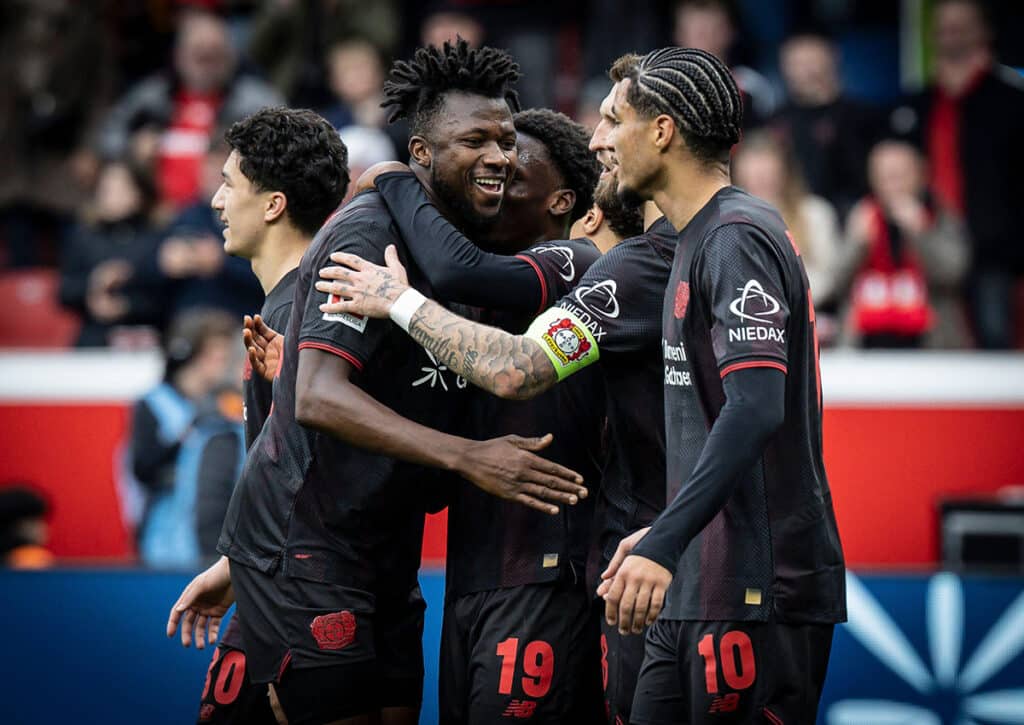 Bringt Leverkusen (im Bild: Edmond Tapsoba) die Bayern mit einem Sieg gegen den BVB noch näher an den Meistertitel heran? (© BEAUTIFUL SPORTS Pressphoto Agency / Alamy Stock Photo) Bundesliga Außenseiter Tipps 29. Spieltag 2025/26
