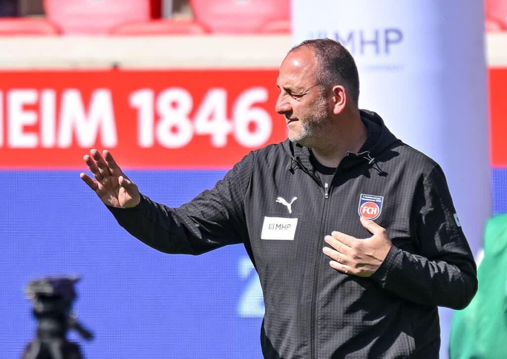 Keimt in Heidenheim (im Bild: Trainer Frank Schmidt) durch einen Sieg in Freiburg doch noch einmal Hoffnung auf? (© dpa picture alliance / Alamy Live News) Freiburg vs. Heidenheim Tipp