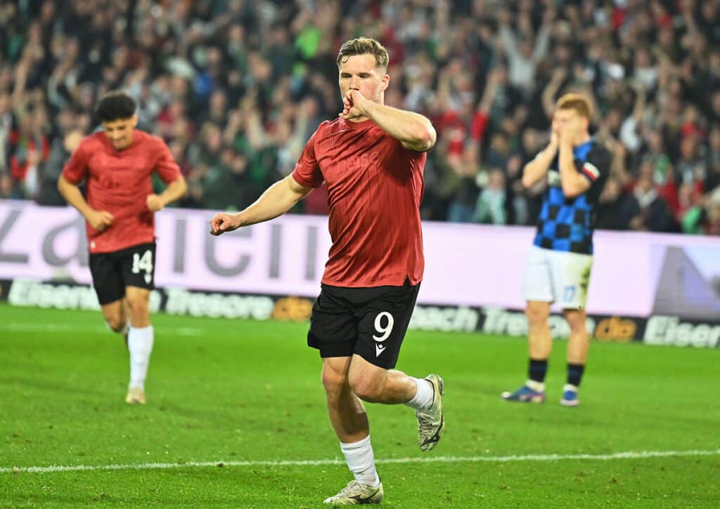 Kann Hannover 96 (im Bild: Benjamin Källman) mit einem Sieg noch einmal Druck im Aufstiegsrennen machen? (© dpa picture alliance / Alamy Live News) Karlsruhe vs. Hannover Tipp