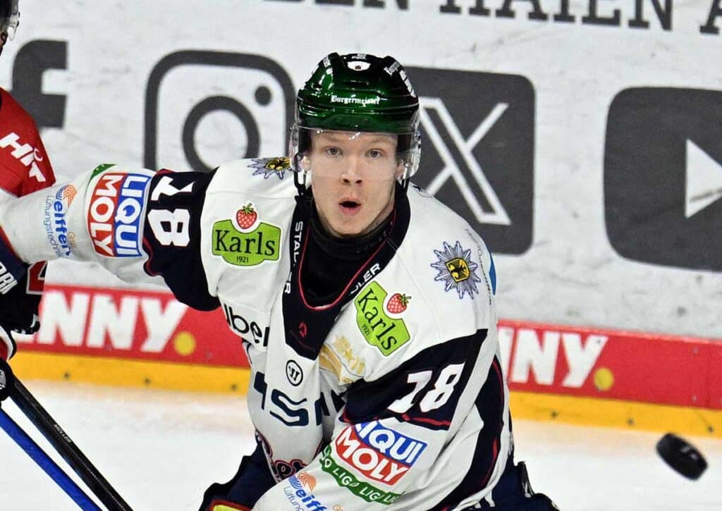 Die Adler Mannheim wollen gegen die Eisbären Berlin (im Bild: Müller) das DEL Finale mit einem Heimsieg einläuten! (© dpa picture alliance / Alamy Stock Photo) Adler Mannheim Eisbären Berlin Tipp