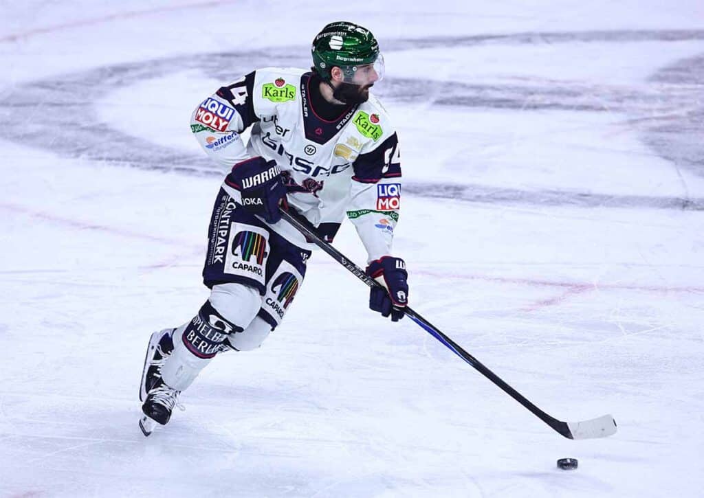 Lassen die Eisbären Berlin (im Bild: Liam Kirk) auch in Spiel 3 gegen die Mannheim Adler keinen Zweifel an der Siegerfrage? (© Eibner-Pressefoto / Alamy Stock Photo) Adler Mannheim Eisbären Berlin Spiel 3 Tipp