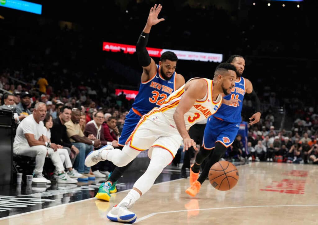 Führt CJ McCollum seine Hawks in einem punktearmen 5. Game gegen die Knicks zur 3:2-Serienführung? (Associated Press/Alamy Live News) Führt CJ McCollum seine Hawks in einem punktearmen 5. Game gegen die Knicks zur 3:2-Serienführung?