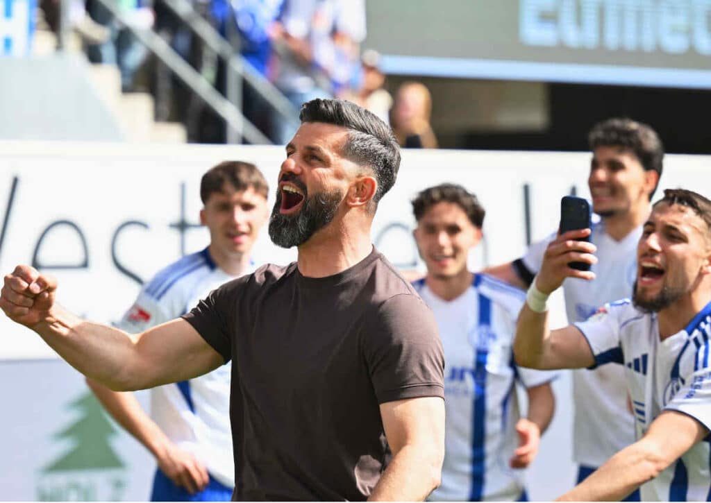 Darf Miron Muslic mit dem FC Schalke 04 am 32. Spieltag in der 2. Bundesliga die Rückkehr ins Oberhaus feiern? (dpa/Alamy Live News) Darf Miron Muslic mit dem FC Schalke 04 am 32. Spieltag in der 2. Bundesliga die Rückkehr ins Oberhaus feiern?