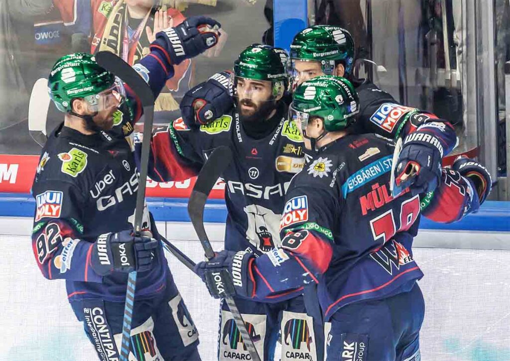 Dürfen die Eisbären Berlin (im Bild: Liam Kirk) gegen die Adler Mannheim den Titel feiern? (© dpa picture alliance / Alamy Stock Photo) Eisbären Berlin Adler Mannheim Tipp