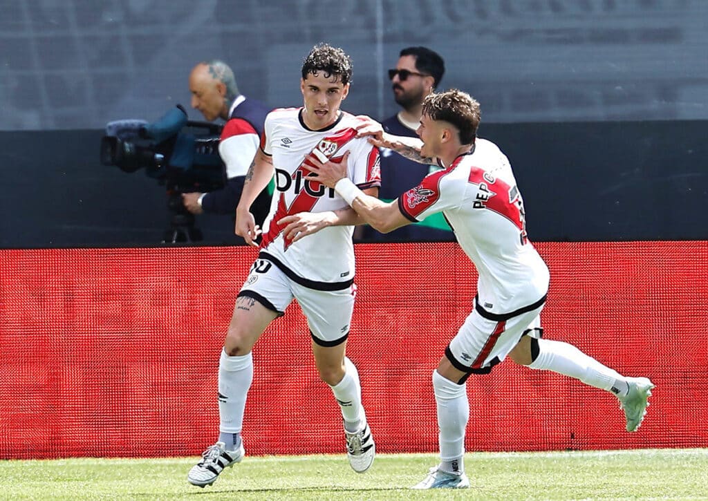Kann Rayo Vallecano (im Bild: Sergio Camello, Pep Chavrria) die Basis für den Einzug ins Finale der Conference League legen? (© Mutsu Kawamori/AFLO/Alamy Live News) Rayo Vallecano vs. Straßburg Tipp