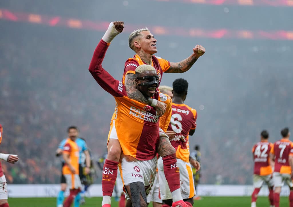 Macht Galatasaray (im Bild: Lucas Torreira, Victor Osimhen) den Deckel drauf und fixiert bei Samsunspor den Meistertitel? (© Associated Press / Alamy Stock Photo) Süper Lig 32. Spieltag Wett-Tipps