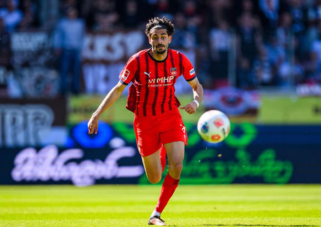 Kann Heidenheim (im Bild: Eren Dinkci) ausgerechnet gegen Bayern eine der letzten Chancen nutzen? (© dpa picture alliance / Alamy Live News) Bundesliga Außenseiter Tipps 32. Spieltag 2025/26