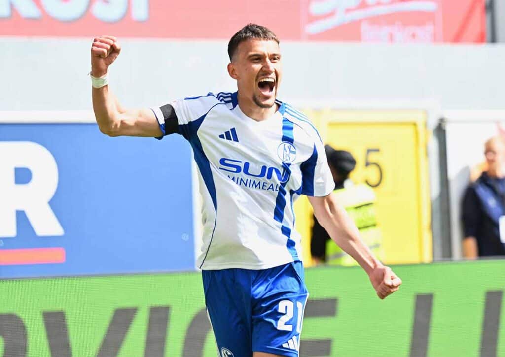 Feiert Schalke (im Bild: Dejan Ljubicic) gegen Düsseldorf bereits den Aufstieg? (© dpa picture alliance / Alamy Stock Photo) Schalke Düsseldorf Tipp