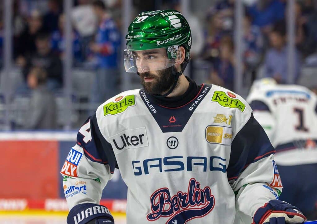 Nutzen die Eisbären Berlin (im Bild: Kirk) gegen die Adler Mannheim im Finale diesmal ihre Titelchance? (© Herrmann Agenturfotografie / Alamy Stock Photo) Adler Mannheim Eisbären Berlin Tipp