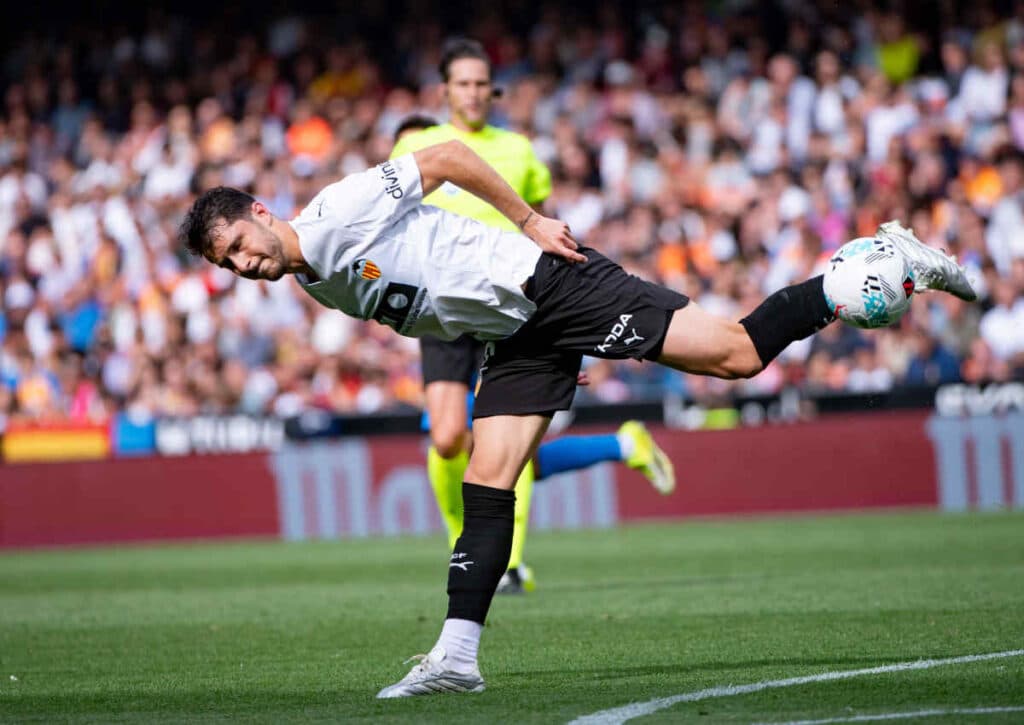 Valencia (im Bild: Guido Rodriguez) und Rayo Vallecano schielen noch in Richtung Europa - wer gewinnt das direkte Duell? (© Leopold Soglo / Alamy Live News) Valencia (im Bild: Guido Rodriguez) und Rayo Vallecano schielen noch in Richtung Europa - wer gewinnt das direkte Duell?