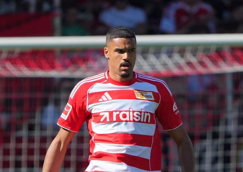Bestätigt Union Berlin (im Bild: Doekhi) die Bundesliga KI Prognose am 33. Spieltag mit einem Überraschungssieg? (© dpa picture alliance / Alamy Stock Photo) Bundesliga KI Prognose 33. Spieltag