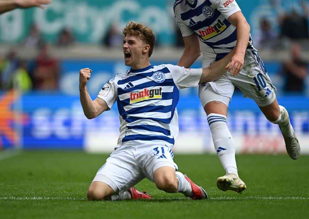 Lässt sich Duisburg (im Bild: Dominik Kother) auch von Viktoria Köln nicht vom Relegationsplatz stoßen? (© dpa picture alliance / Alamy Stock Photo) Duisburg Viktoria Köln Tipp
