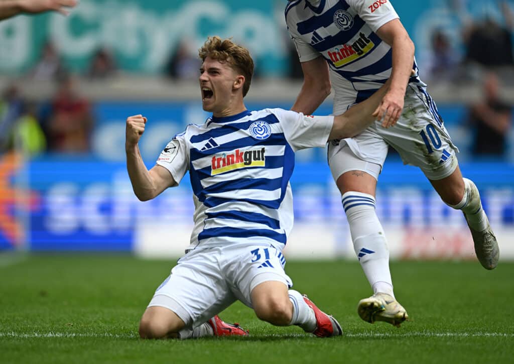 Bleibt der MSV Duisburg (im Bild: Dominik Kother) im Aufstiegsrennen weiter ganz vorne dabei? (© dpa picture alliance / Alamy Live News) Aue vs. Duisburg Tipp