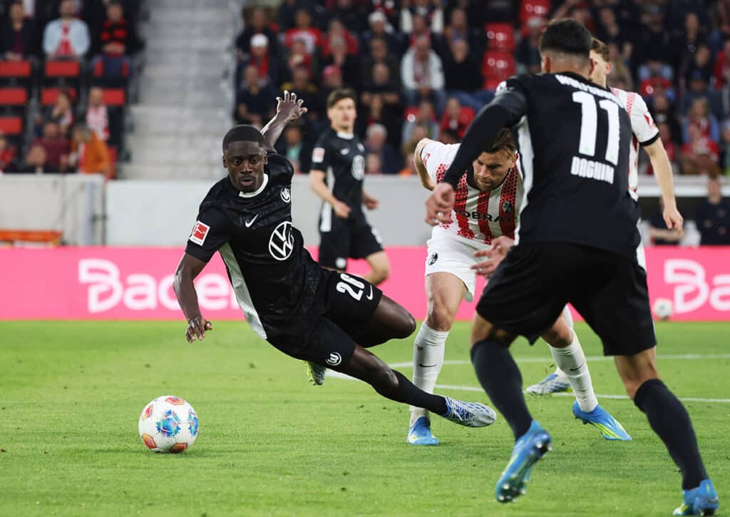 Gelingt Wolfsburg (im Bild: Saël Kumbedi) ein Befreiungsschlag oder folgt der nächste Ausrutscher? (© dpa picture alliance / Alamy Stock Photo) Bundesliga 33. Spieltag Wett-Tipps