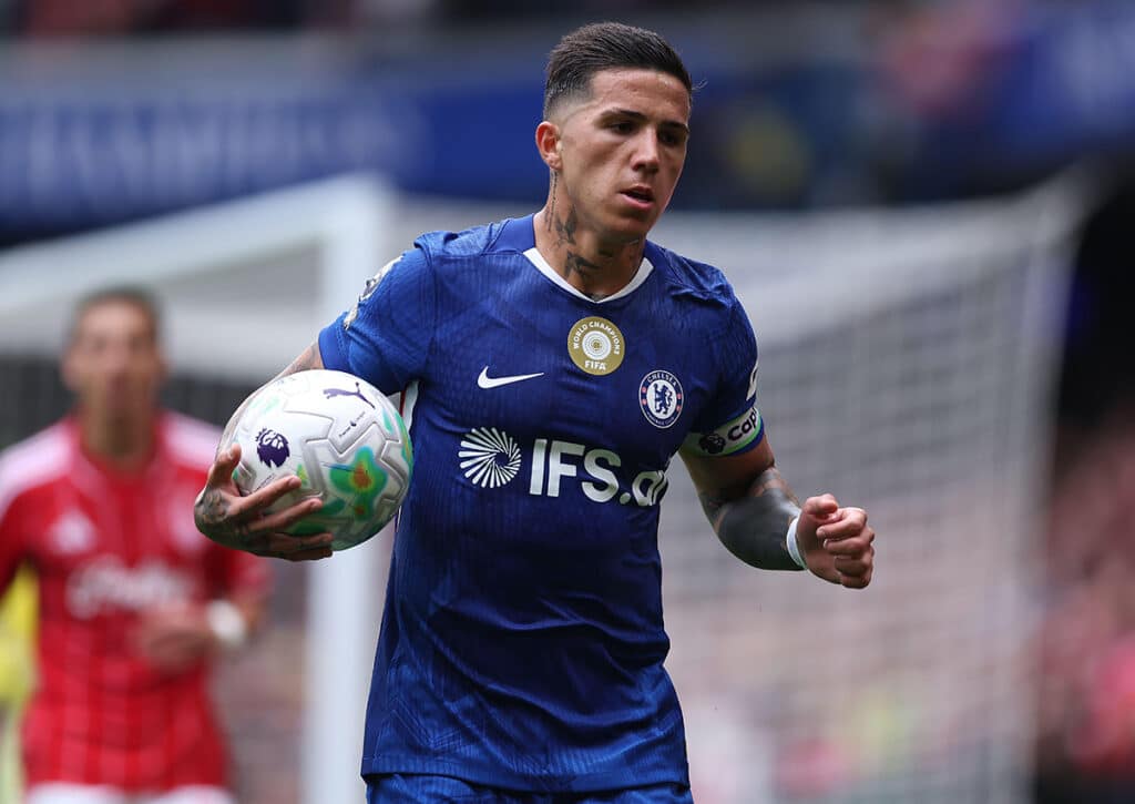 Verliert Chelsea (im Bild: Enzo Fernandez) alle Ziele dieser Saison endgültig aus den Augen? (© Action Plus Sports Images/Alamy Live News) Liverpool vs. Chelsea Tipp