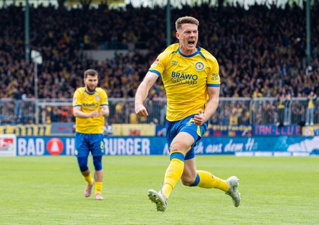 Stemmt sich Braunschweig (im Bild: Florian Flick) auswärts bei Meister Schalke noch einmal voll gegen den drohenden Abstieg? (© dpa picture alliance archive / Alamy Stock Photo) Schalke Braunschweig Tipp