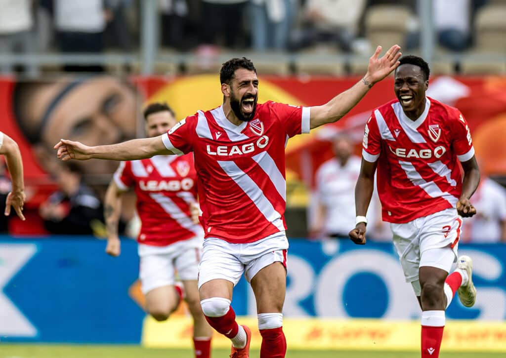 Erfüllt sich Energie Cottbus (im Bild: Tolga Cigerci) den Traum vom Aufstieg in die 2. Bundesliga? (© dpa picture alliance / Alamy Live News) Regensburg vs. Cottbus Tipp