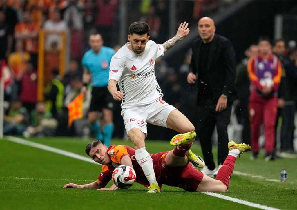Springt Antalyaspor (im Bild: Dogukan Sinik) am 34. Spieltag der Süper Lig dem Abstiegsgespenst von der Schippe? (© Associated Press / Alamy Stock Photo) Süper Lig 34. Spieltag Wett-Tipps