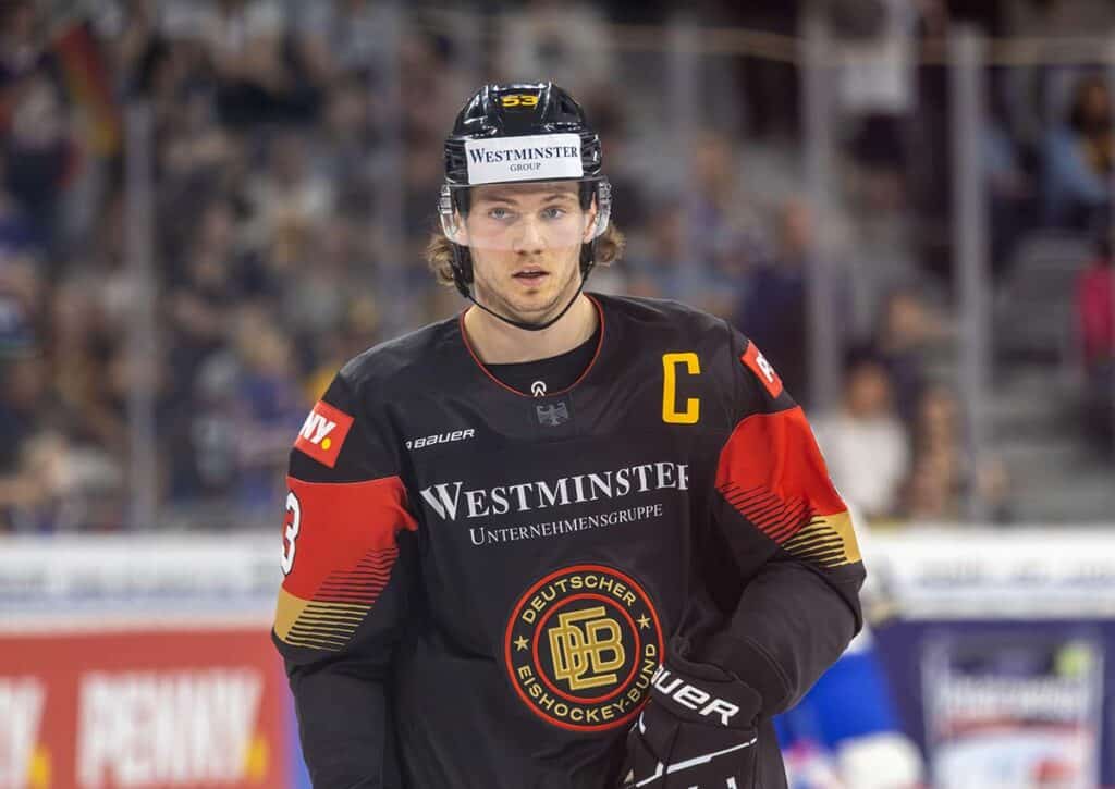 Deutschland (im Bild: Seider) gilt gegen Finnland bei der Eishockey WM 2026 als klarer Underdog. (© Herrmann Agenturfotografie / Alamy Stock Photo) Finnland Deutschland Tipp
