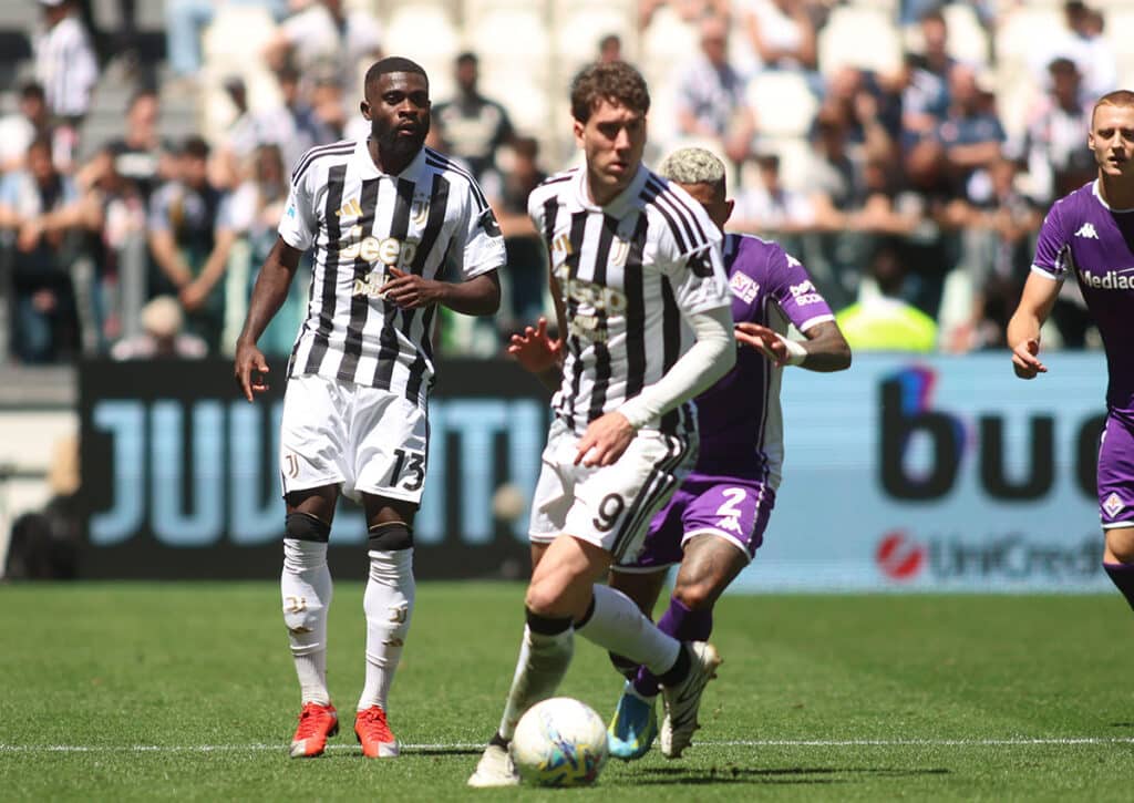 Springt Juventus (im Bild: Dusan Vlahovic) mit einem Sieg und Schützenhilfe doch noch in die Königsklasse? (© Independent Photo Agency / Alamy Stock Photo) Turin FC vs. Juventus Tipp