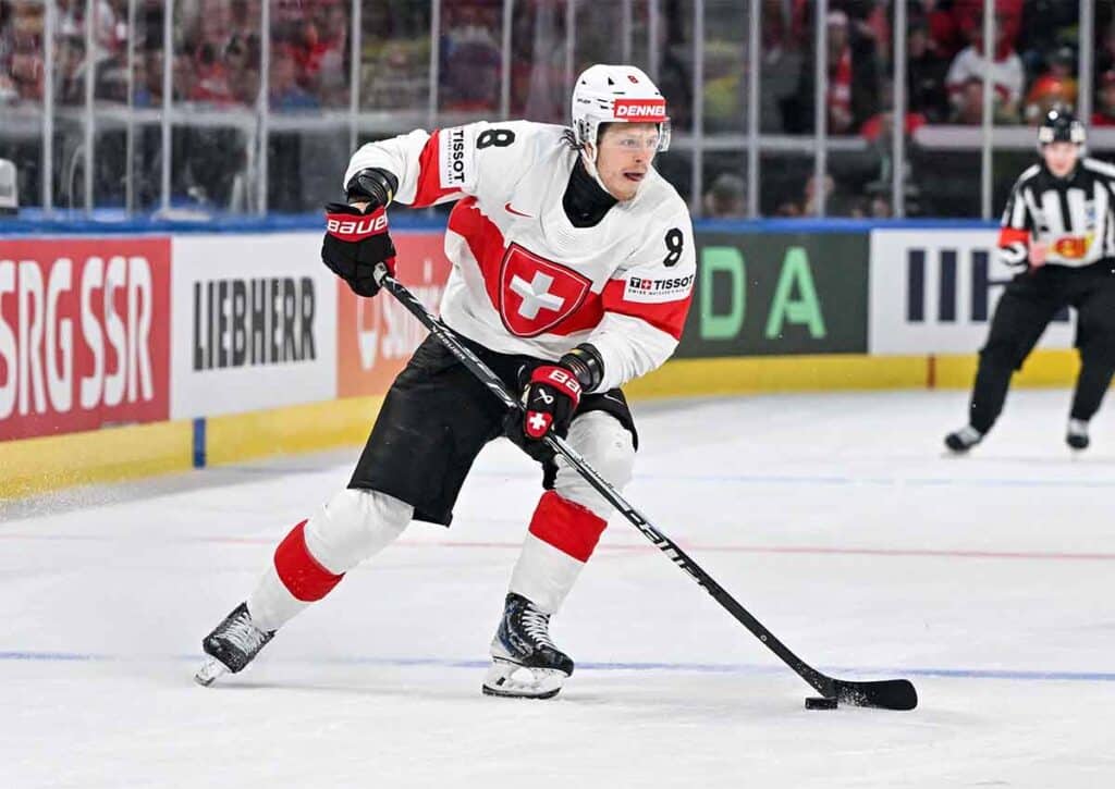 Macht die Schweiz (im Bild: Simon Knak) auch mit Österreich bei der Eishockey WM kurzen Prozess? (© Just Pictures GmbH / Alamy Stock Photo) Österreich Schweiz Tipp
