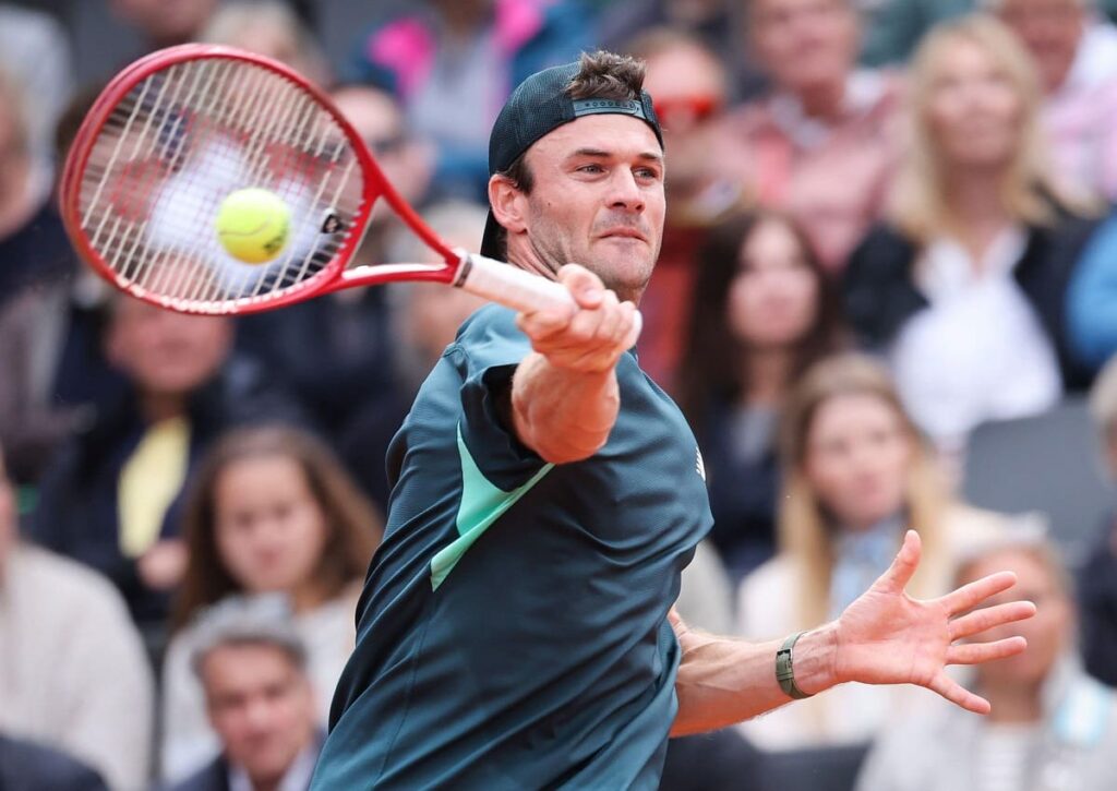 Holt sich Tommy Paul (im Bild) gegen den peruanischen Qualifikanten Ignacio Buse am Rothenbaum den Titel? (© Christian Charisius/dpa/Alamy Live News) Ignacio Buse Tommy Paul Tipp