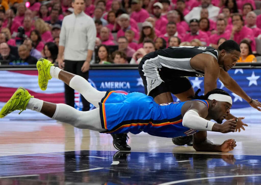 Sorgen die OKC Thunder gegen die Spurs in Game 4 für eine kleine Vorentscheidung? (© Associated Press / Alamy Live News) Sorgen die OKC Thunder gegen die Spurs in Game 4 für eine kleine Vorentscheidung?