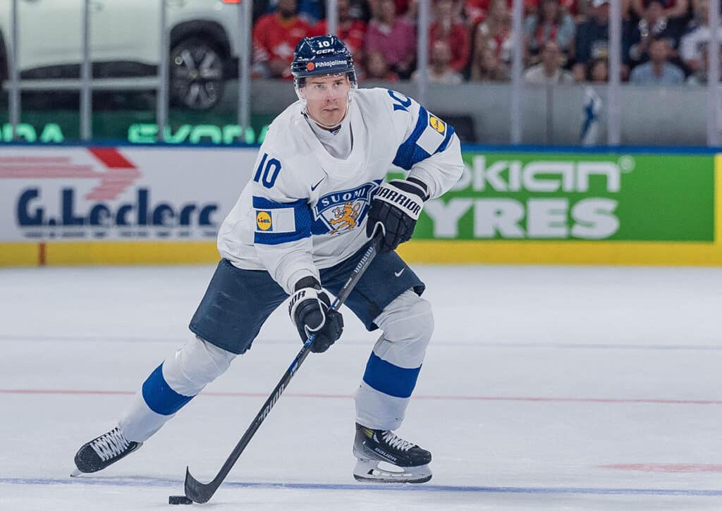 Tritt Finnland (im Bild: Henri Jokiharju) bei der Eishockey-WM weiterhin so souverän auf? (© Just Pictures GmbH / Alamy Stock Photo) Finnland vs. Tschechien Tipp