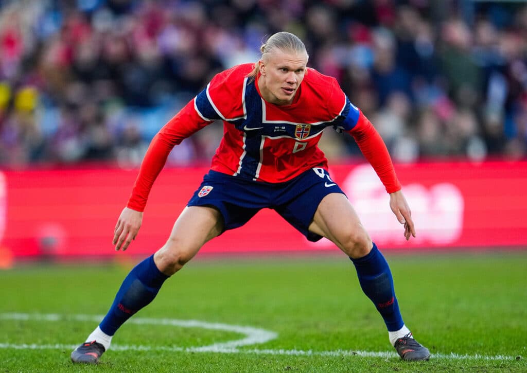 Untermauert Norwegen (im Bild: Erling Haaland) seine Rolle als möglicher Geheimfavorit für die anstehende WM 2026? (© NTB / Alamy Stock Photo) Norwegen vs. Schweden Tipp