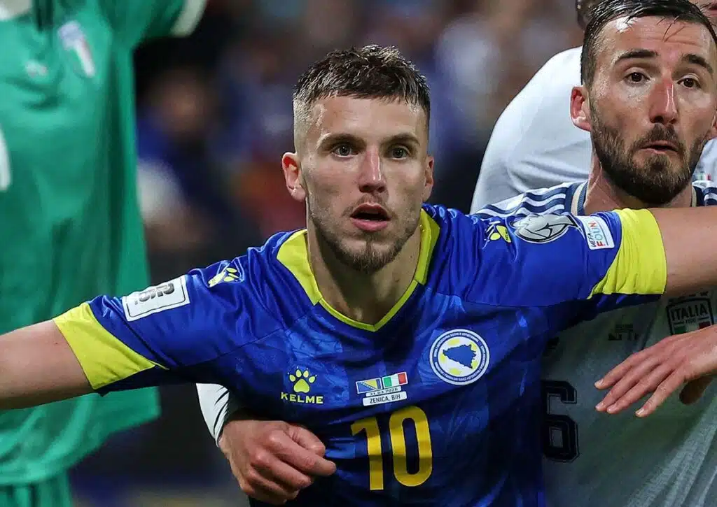 Wird Bosnien (im Bild: Demirovic) als Außenseiter für WM Tipps am ersten Gruppenspieltag unterschätzt? (© Associated Press / Alamy Stock Photo) WM 2026 Außenseiter Tipps 1. Gruppenspieltag