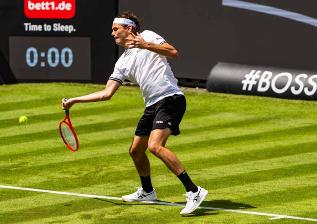 Findet Taylor Fritz auf Rasen in Stuttgart gegen Martin Landaluce zu seiner Normalform zurück? (BEAUTIFUL SPORTS Pressphoto Agency/Alamy Live News) Findet Taylor Fritz auf Rasen in Stuttgart gegen Martin Landaluce zu seiner Normalform zurück?