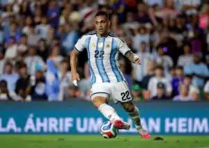 Startet Titelverteidiger Argentinien (im Bild: Lautaro Martínez) gegen Algerien mit einem Sieg in die WM 2026? (© Associated Press / Alamy Stock Photo) Argentinien Algerien Tipp