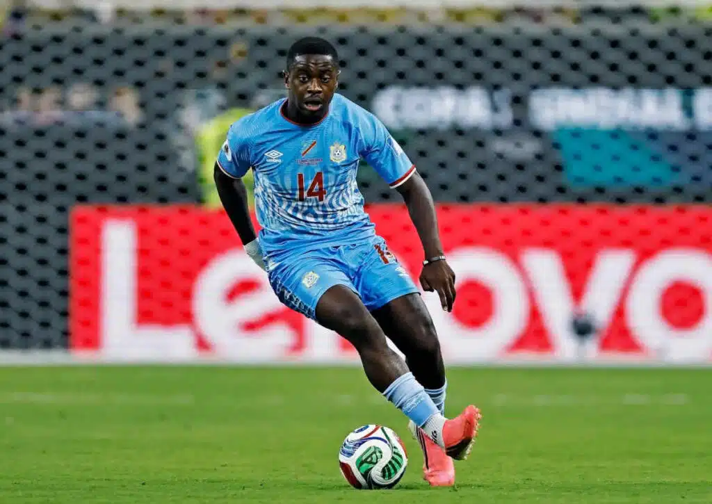 DR Kongo (im Bild: Noah Sadiki) darf sich vor dem letzten Gruppenspiel gegen Usbekistan Hoffnungen auf die K.O.-Runde machen.