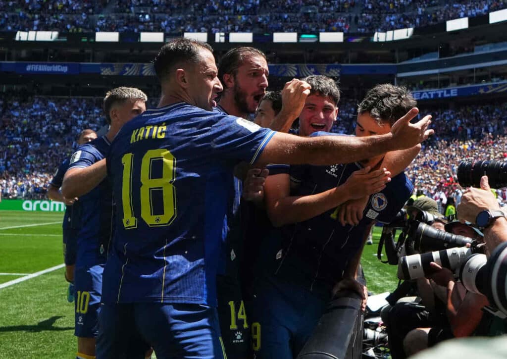 Die KI traut den Bosniern im K.O.-Spiel gegen Gastgeber einiges zu! (© Associated Press / Alamy Live News) Die KI traut den Bosniern im K.O.-Spiel gegen Gastgeber einiges zu!