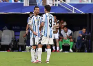 Bekommt Argentinien (im Bild: Messi & Alvarez) auch im Achtelfinale gegen Ägypten mehr Probleme als erwartet? (© Associated Press / Alamy Stock Photo) Bekommt Argentinien (im Bild: Messi & Alvarez) auch im Achtelfinale gegen Ägypten mehr Probleme als erwartet?