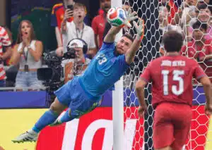 Wird Unai Simon (im Bild) mit Spanien seiner Favoritenrolle gerecht oder gibt es einen anderen Sieger? (© Action Plus Sports Images / Alamy Live News) Bester Torwart WM 2026 Goldener Handschuh Prognose