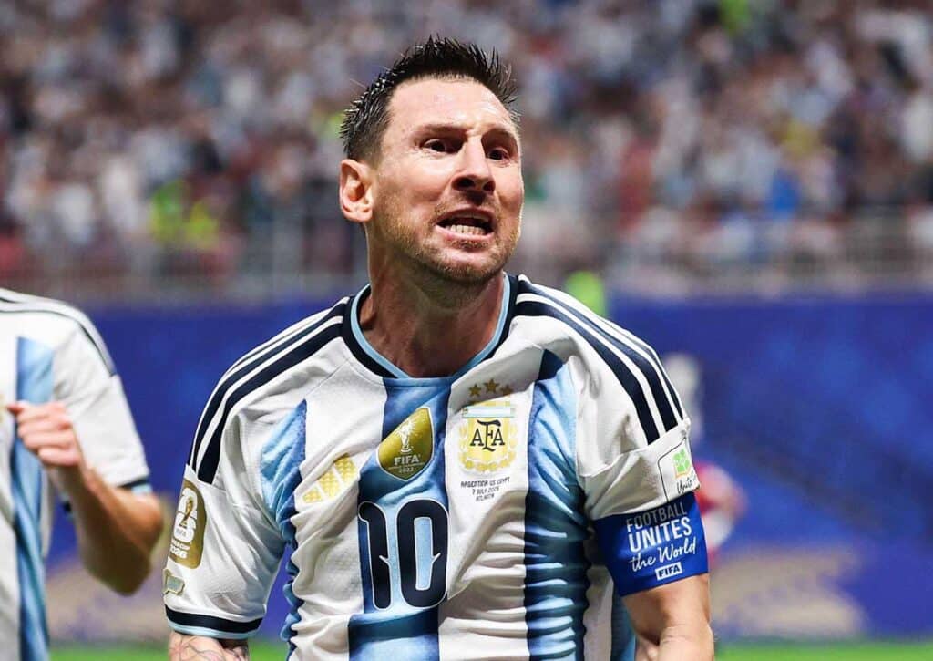 Argentinien und Messi (im Bild) wollen sich vom WM Viertelfinale bis zum Finale kämpfen – sind Tipps auf die Titelverteidigung realistisch? (© Associated Press / Alamy Stock Photo) WM 2026 Prognosen Viertelfinale bis Finale