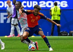 Kann sich Spanien (im Bild: Lamine Yamal) im absoluten Top-Spiel gegen Frankreich ins WM-Finale schießen? (© Action Plus Sports Images / Alamy Stock Photo) Lamine Yamal Spanien WM 2026