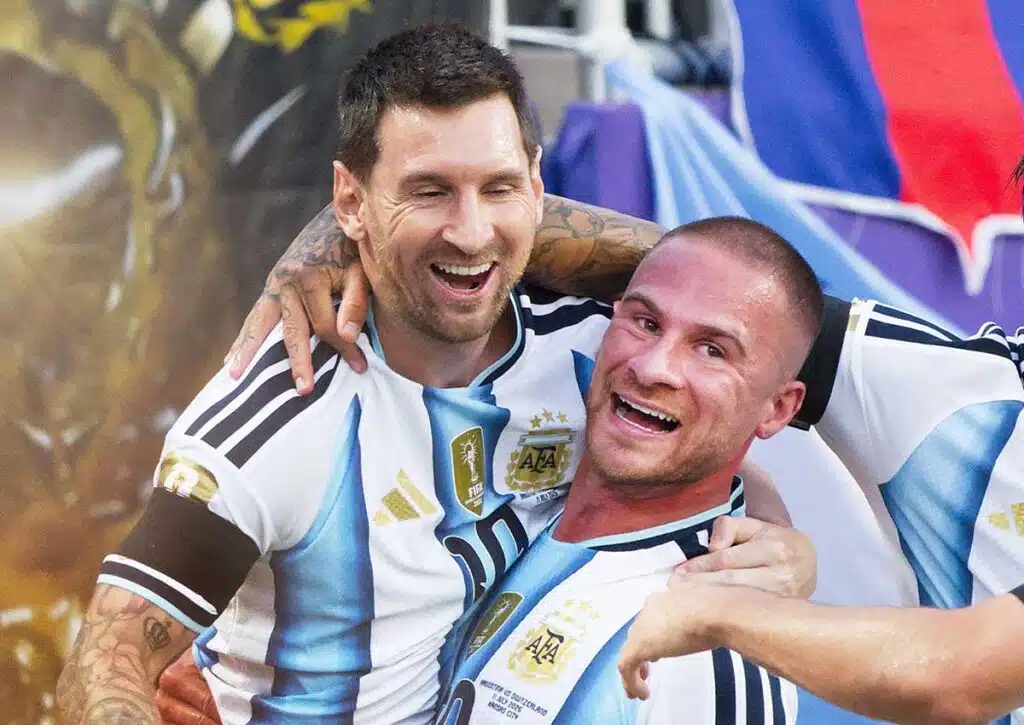 Es wird ernst: Muss sich Titelverteidiger Argentinien (im Bild: Messi, Mac Allister) bei den WM Ergebnis Tipps im Halbfinale verabschieden? (© Associated Press / Alamy Stock Photo) Halbfinale Tipphilfe WM 2026